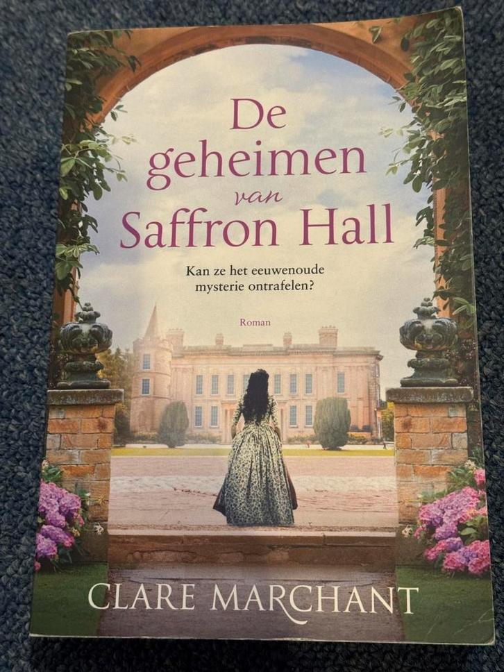 De Geheimen van Saffron Hall - Clare Marchant, Boeken, Historische romans, Gelezen, Ophalen of Verzenden