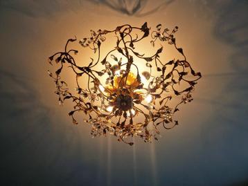 Grote plafondlamp in goudkleurig metaal en kristal, 1970 beschikbaar voor biedingen
