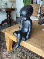 Statue en bronze d'un enfant assis, Enlèvement