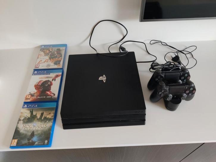 Playstation 4 Pro + 2 controllers + oplaadstation + 3 games, Games en Spelcomputers, Spelcomputers | Sony PlayStation 4, Zo goed als nieuw