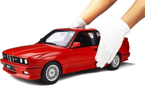 BMW M3 E30 1986-1990 Rood met Vitrine 1-8 GT Spirit Limited, Hobby en Vrije tijd, Modelauto's | 1:5 tot 1:12, Nieuw, Auto, 1:9 t/m 1:12