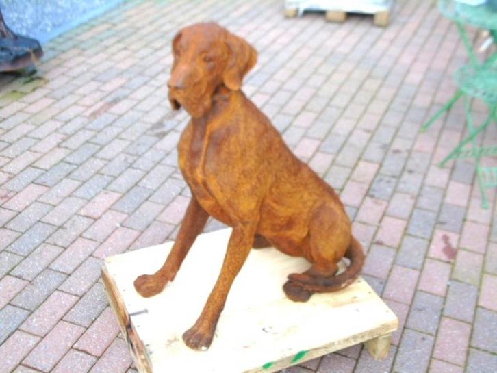 Beeld een zittende roestige gietijzeren hond, H 95 cm, Tuin en Terras, Tuinbeelden, Nieuw, Dierenbeeld, Metaal, Ophalen