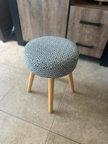 Tabouret beschikbaar voor biedingen