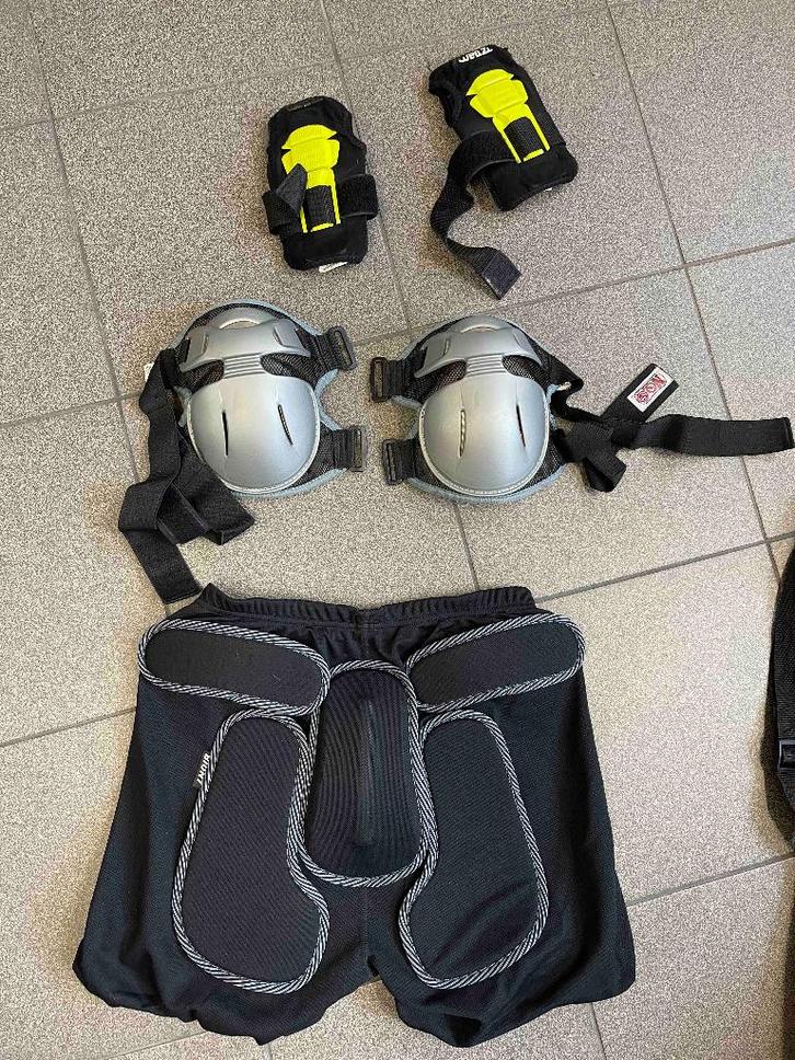 Genouillères, protection des poignets,, Sports & Fitness, Snowboard, Utilisé, Casque ou Protection, Enlèvement