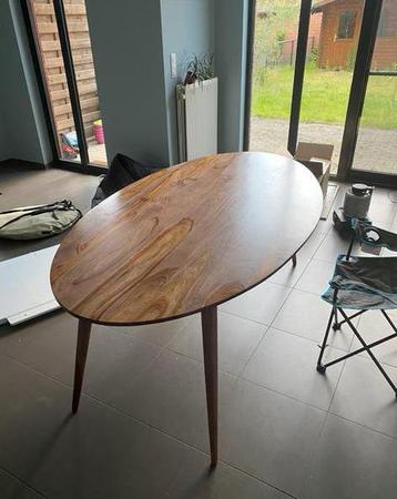 Massief houten tafel beschikbaar voor biedingen