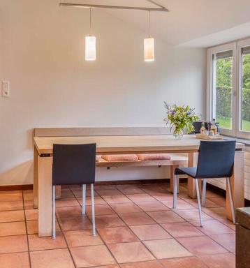 Massieve tafel Amerikaanse esdoorn met blauwe steen detail beschikbaar voor biedingen