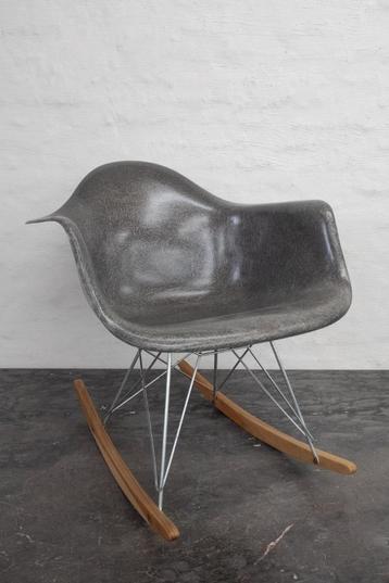 Fibreglass Eames rocking chair Herman Miller, 1968