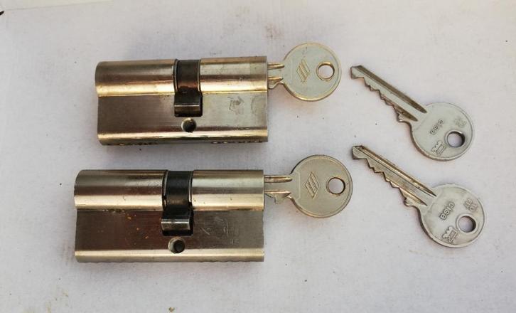 Cilindersloten 2 stuks 30-35 met dezelfde 4 sleutels, Doe-het-zelf en Bouw, Hang- en Sluitwerk, Gebruikt, Slot, Ophalen of Verzenden
