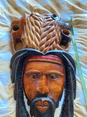 Houten beeld beschikbaar voor biedingen