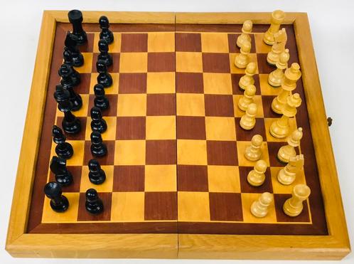 Vintage schaakspel met vouwbaar speelbord, Hobby en Vrije tijd, Gezelschapsspellen | Bordspellen, Gebruikt, Een of twee spelers