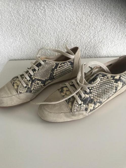 Te koop bijna nieuwe snake sneakers., Kleding | Dames, Schoenen, Zo goed als nieuw, Sneakers, Beige, Ophalen of Verzenden