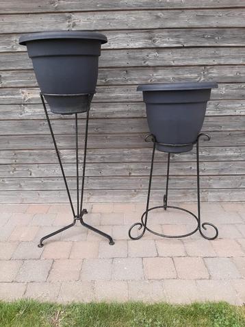 2 pvc bloempotten d.40cm,Winchester en 2 plantenstaanders beschikbaar voor biedingen