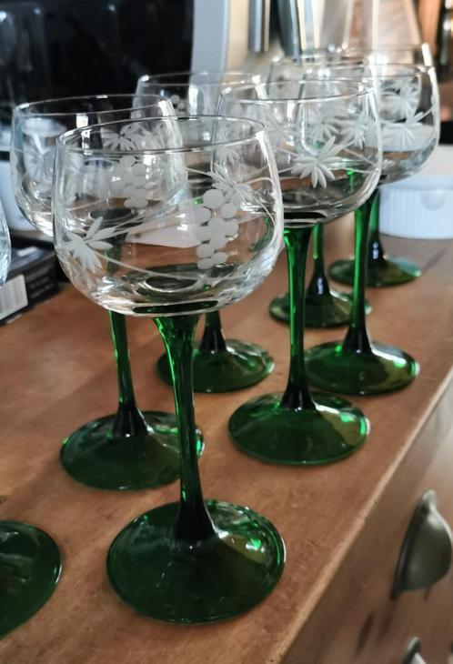Set van 8 glazen, gegraveerd met groene voet. Prijs per set., Huis en Inrichting, Keuken | Servies, Zo goed als nieuw, Glas of Glazen
