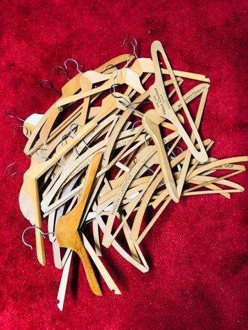 Vintage houten hangers beschikbaar voor biedingen