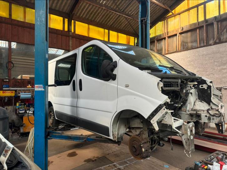 Renault trafic 2010 2.0dci toutes pieces, Auto's, Bestelwagens en Lichte vracht, Bedrijf, Schuifdeur, Renault, Diesel, Euro 4