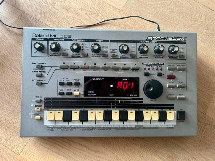 Roland MC-303, Muziek en Instrumenten, Drumcomputers, Zo goed als nieuw, Roland, Ophalen of Verzenden