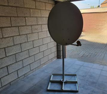 Schotelantenne voor satelliet met staanvoet beschikbaar voor biedingen