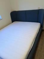 Kingsize bed als nieuw met matras inbegrepen + gratis bureau, Huis en Inrichting, Slaapkamer | Bedden, Ophalen, Revêtement en tissu bleu, doux et moderne