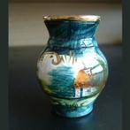 Mini vase en porcelaine bleu canard avec chaumière, Antiquités & Art, Enlèvement ou Envoi