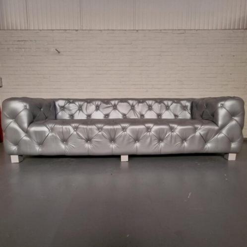 Hauxley 3-Zits Classic Chesterfield Bank – Zilver, Leer, Antiek en Kunst, Antiek | Meubels | Stoelen en Sofa's, Ophalen of Verzenden