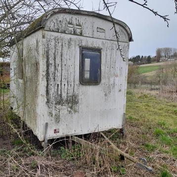 Kleine werfkeet/schaftwagen/ schaftkeet/ werfwagen/ woonwage beschikbaar voor biedingen