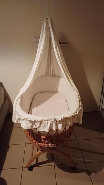 Originele vintage rotan wieg beschikbaar voor biedingen
