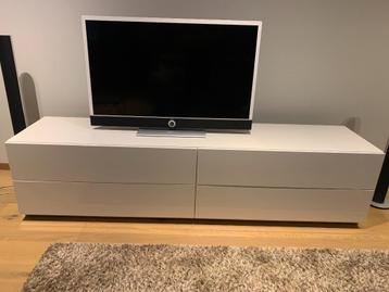 TV kast wit gelakt lang & laag model  224cm * 51cm * 55cm beschikbaar voor biedingen