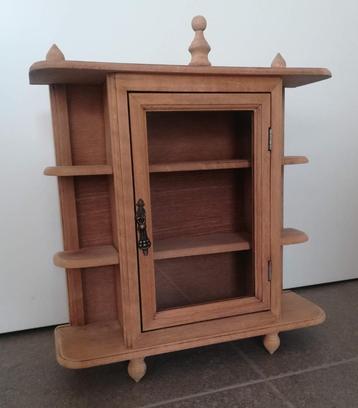 Klein antiek gezandstraald miniaturen/vitrinekastje beschikbaar voor biedingen