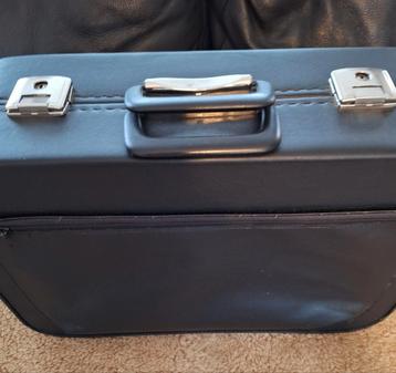 Verzorgingstas Kiné, pedicure, schoonheidsverzorging e.a. beschikbaar voor biedingen