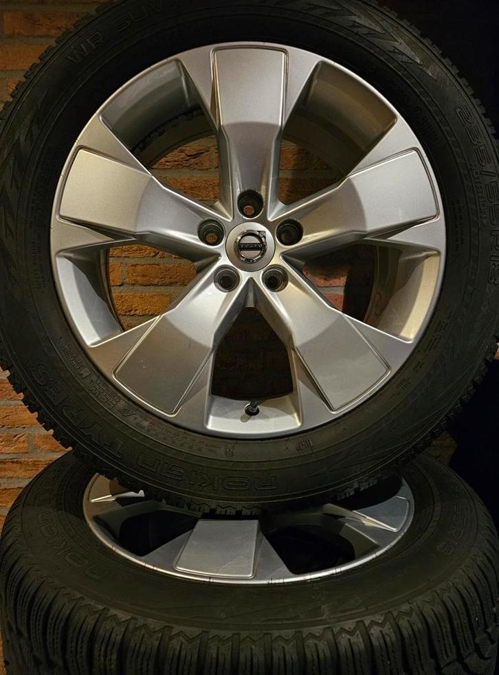 18 inch Volvo XC40 Winterset 5x108 Nokian 5-7mm profiel TPMS, Auto-onderdelen, Banden en Velgen, Banden en Velgen, Winterbanden