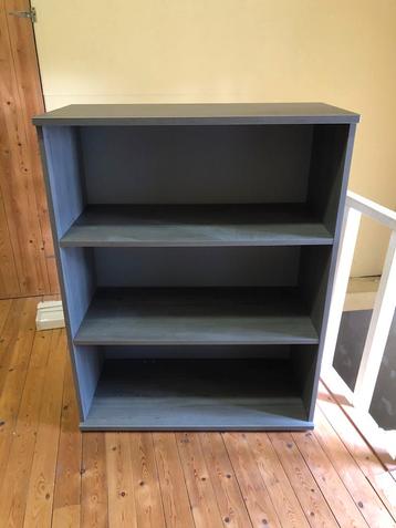 Grijze open kast met 2 leggers beschikbaar voor biedingen