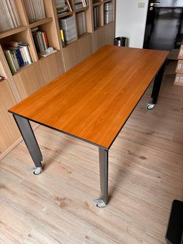 Bureau op wielen (160 x 80) beschikbaar voor biedingen