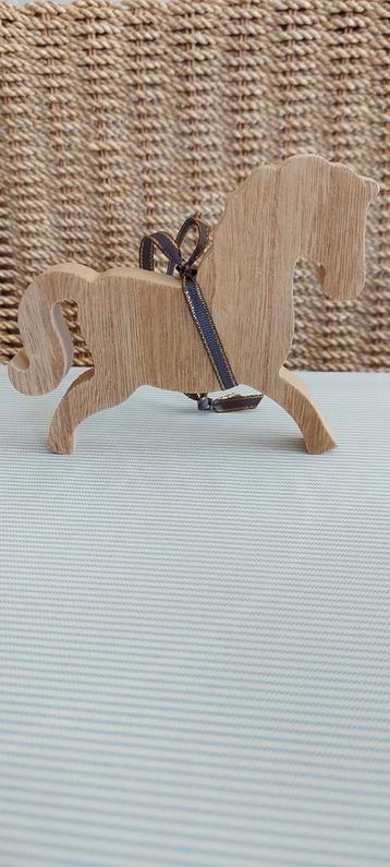 Houten paard ter decoratie, kan staan of opgehangen worden beschikbaar voor biedingen