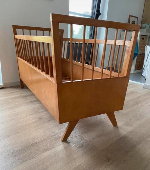 Retro jaren 60 ledikantje inclusief op maat gemaakte matras., Kinderen en Baby's, Babywiegjes en Ledikanten, Zo goed als nieuw