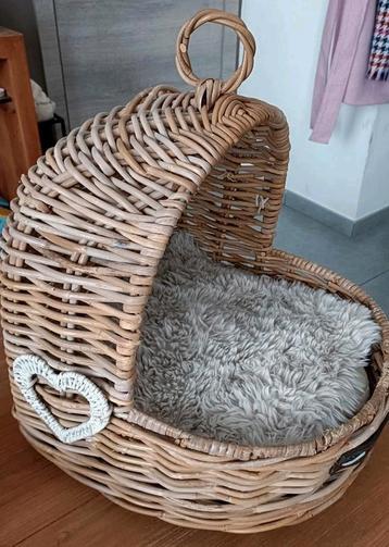 Kwaliteitsvol gevlochten honden of kattenmand beschikbaar voor biedingen