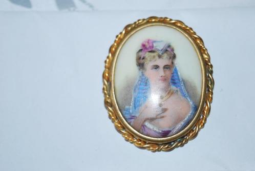 très ancienne broche ou camé  ( an 20' ), Handtassen en Accessoires, Broches, Zo goed als nieuw, Overige materialen, 4 tot 7 cm