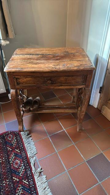 Ancienne table d'appoint orientale en teck disponible aux enchères