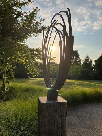 IJzeren sculptuur op hardhouten sokkel in eigen tuin beschikbaar voor biedingen