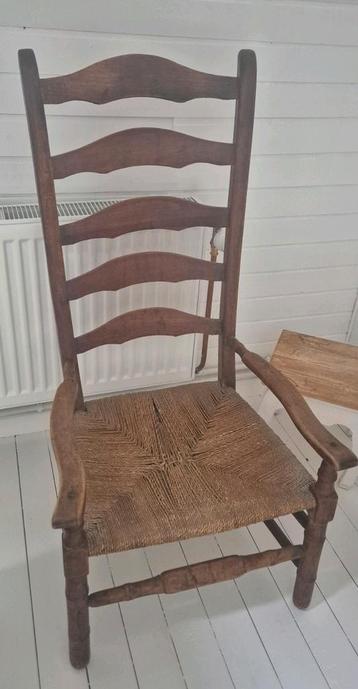 Antieke houten stoel met rieten zitting beschikbaar voor biedingen