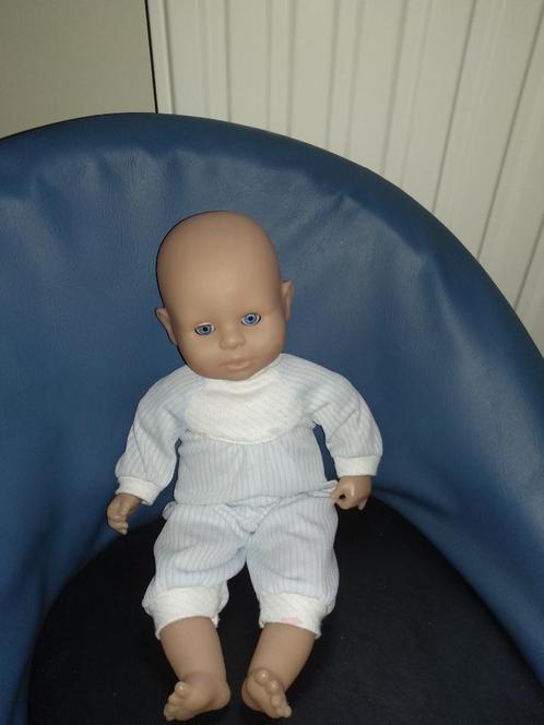 BABY DOLL - Costume bleu clair - sleep eyes, Enfants & Bébés, Jouets | Poupées, Comme neuf, Baby Pop, Enlèvement ou Envoi