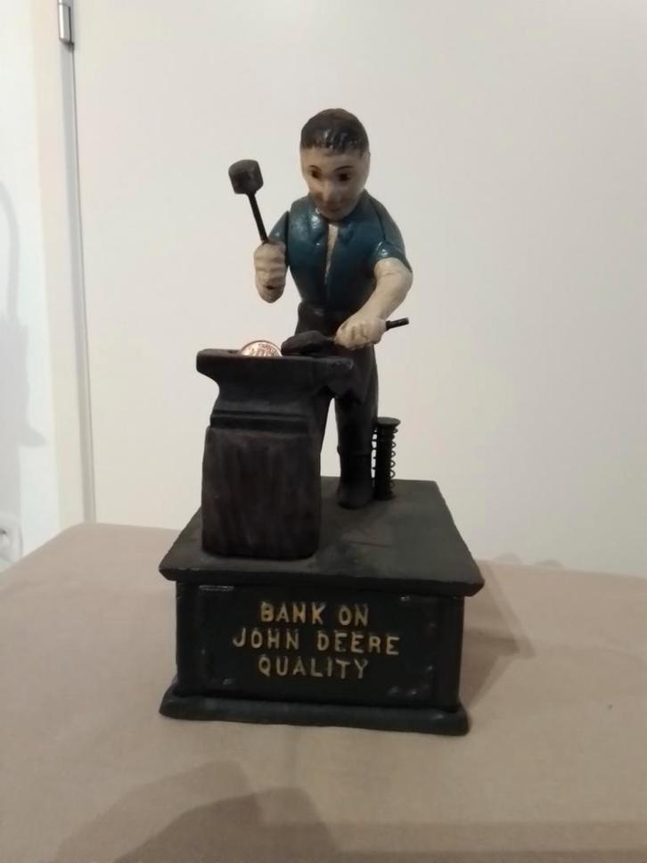 GIETIJZEREN " BLACKSMITH " JOHN DEERE SPAARPOT, Verzamelen, Spaarpotten, Gebruikt, Overige thema's, Metaal of Blik, Ophalen