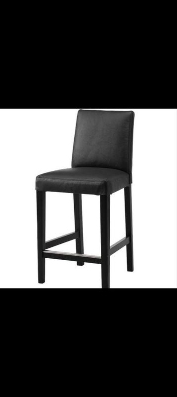 Tafel keukeneiland met twee barstoelen  beschikbaar voor biedingen