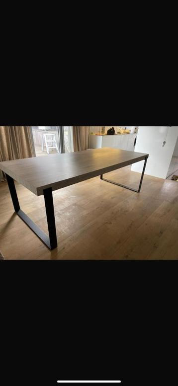 Eettafel  beschikbaar voor biedingen