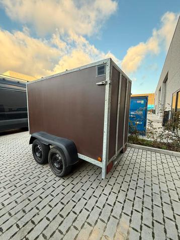 Gesloten aanhangwagen met Zonnepaneel beschikbaar voor biedingen