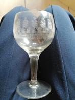 1 zeer oud wijnglas. Motief ingeslepen, Antiek en Kunst, Ophalen
