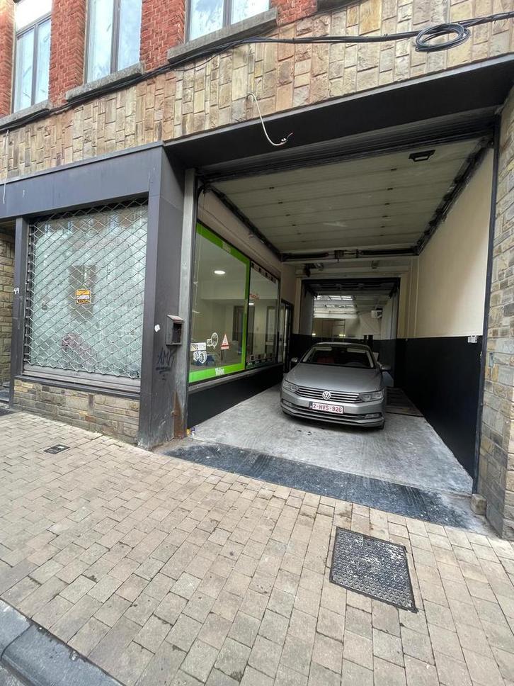 À LOUER – Surface commerciale + Entrepôt – Namur Centre, Immo, Garages & Places de parking, Namur (ville)