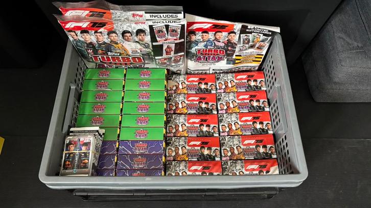 Topps Turbo Attax 2025 - grote hoeveelheid, Hobby en Vrije tijd, Verzamelkaartspellen | Overige, Zo goed als nieuw, Boosterbox