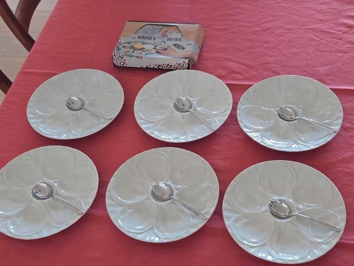 Zes nieuwe porselein oesters borden met acht vorken in verp, Huis en Inrichting, Keuken | Servies, Nieuw, Bord(en), Effen, Porselein
