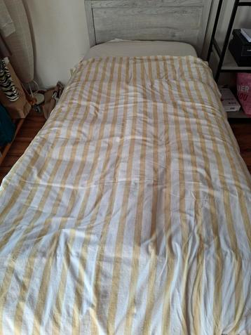 Studentenkamer: bed, kast en zetel en spiegel beschikbaar voor biedingen