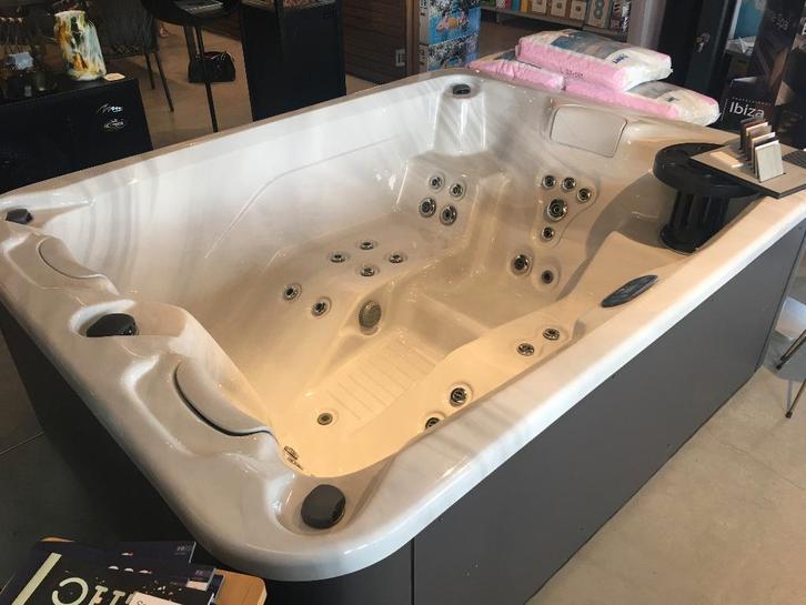 Jacuzzi-Spa Aquavia Touch, Tuin en Terras, Bubbelbaden en Hottubs, Zo goed als nieuw, Vast, Afdekzeil, Filter, Pomp, Trap, Ophalen